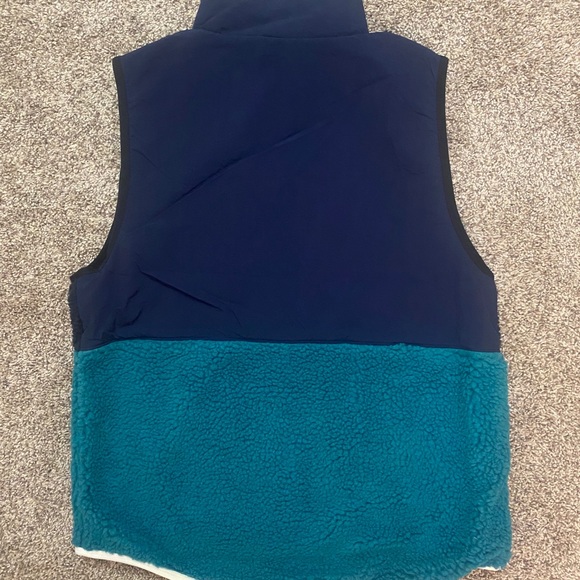 Nike Sportswear Winter Sherpa Fleece Vest - Picture 2 of 3